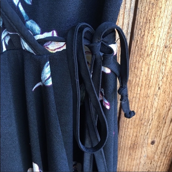 🍯 Floral Wrap Style Side-Tie Dress - Picture 3 of 4